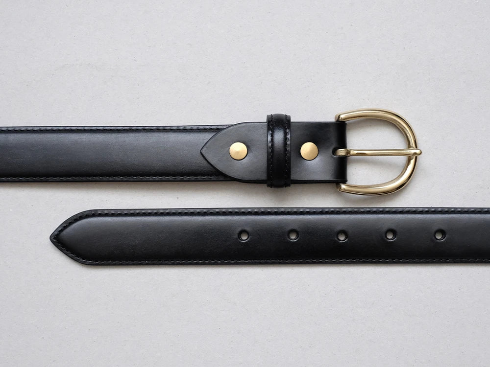 バックルに無垢の真鍮を使用。使い始めはツヤのある黄金色ですが、時間が経つにつれて画像のようにアンティーク調の落ち着いた色合いへと変化していきます