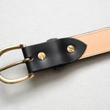 サイズ調整が出来るよう、ネジ止めにしています。こちらの金具も真鍮を使用しています。