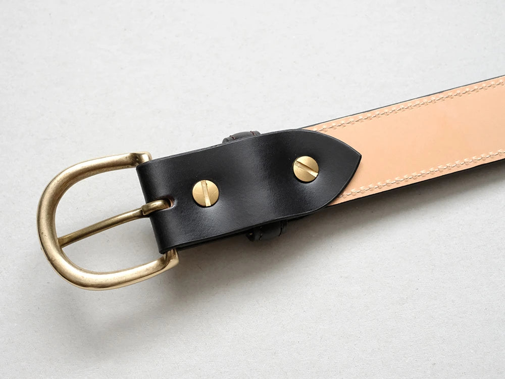 サイズ調整が出来るよう、ネジ止めにしています。こちらの金具も真鍮を使用しています。