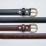 バックルに無垢の真鍮を使用。使い始めはツヤのある黄金色ですが、時間が経つにつれて画像のようにアンティーク調の落ち着いた色合いへと変化していきます