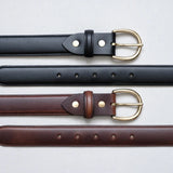 バックルに無垢の真鍮を使用。使い始めはツヤのある黄金色ですが、時間が経つにつれて画像のようにアンティーク調の落ち着いた色合いへと変化していきます