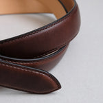 ベルトの中に革の芯を入れることで、立体的な形状に仕上げています