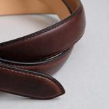 ベルトの中に革の芯を入れることで、立体的な形状に仕上げています