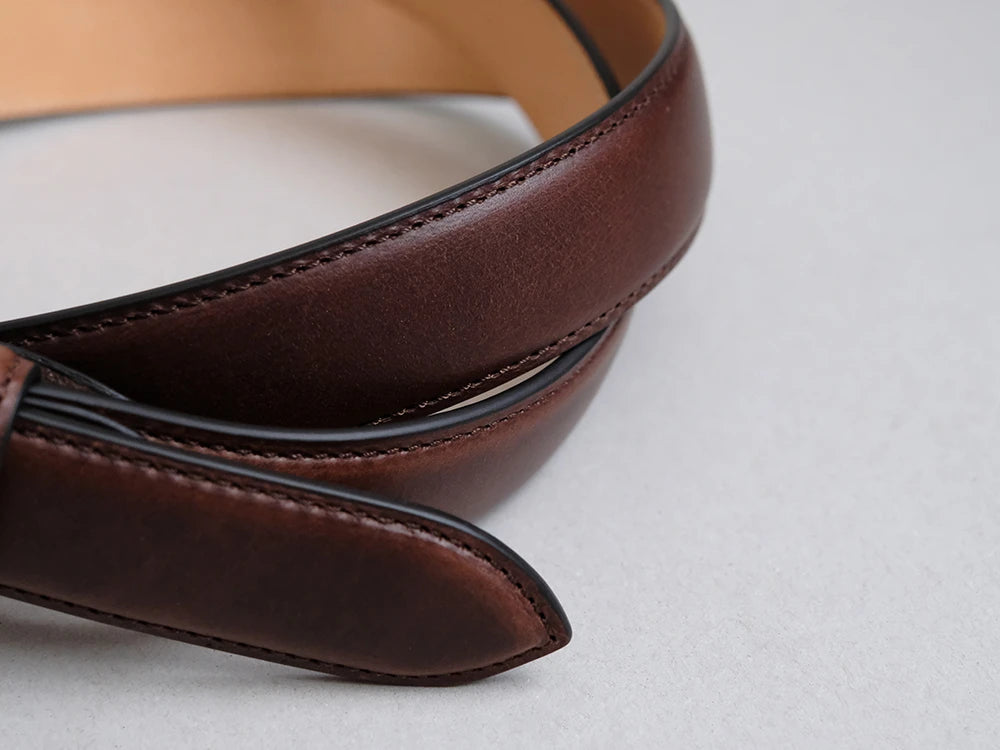 ベルトの中に革の芯を入れることで、立体的な形状に仕上げています