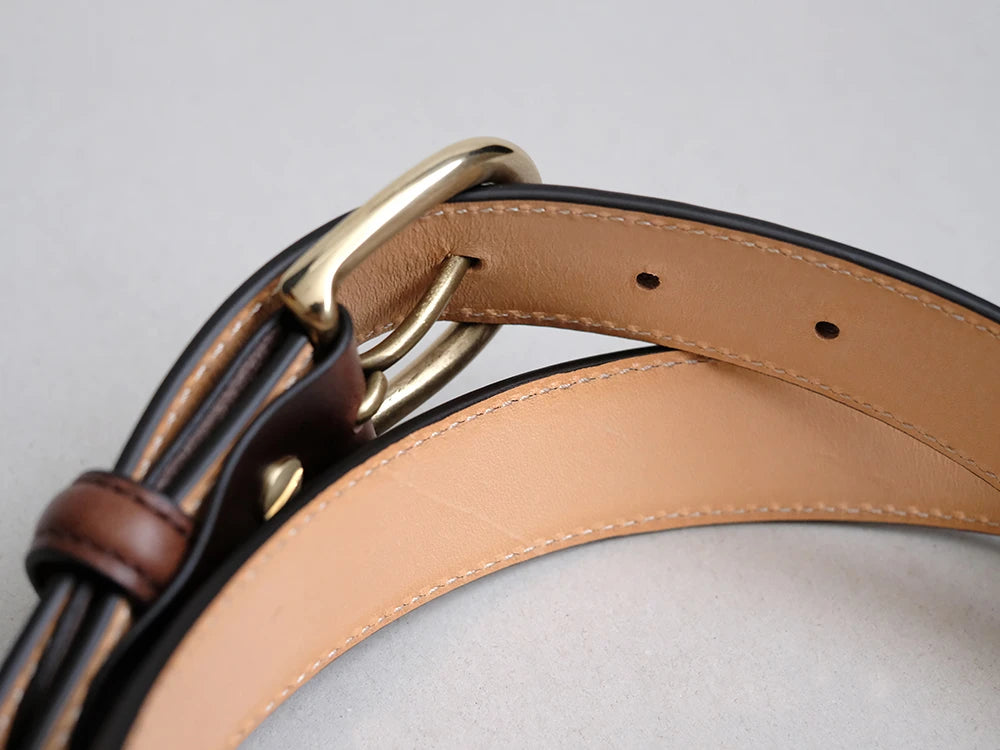 裏面にはイタリア産のブッテーロを使用。表面とはまた違った表情へとエイジングしていくため、使うほどに革全体で奥行きのある変化を楽しめます