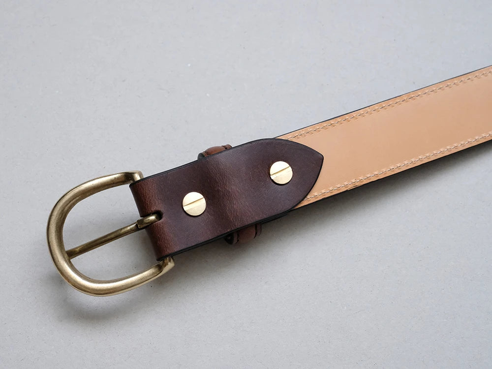 サイズ調整が出来るよう、ネジ止めにしています。こちらの金具も真鍮を使用しています