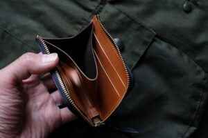 ブライドルレザーを使用したバイカラーのミニL字ファスナー財布