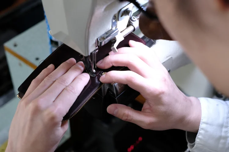 革製品 Munekawa アメリカ・ホーウィン社のシェルコードバンを使用したL字ファスナー財布Cram　縫製の様子