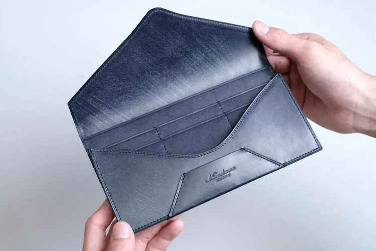 革製品Munekawa TW＆S社のネイビーのブライドルレザーで作る封筒型長財布 Encase