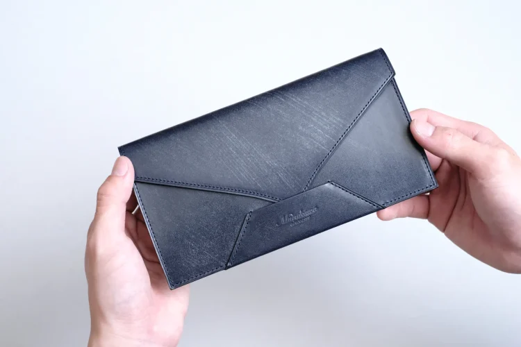 革製品Munekawa TW＆S社のネイビーのブライドルレザーで作る封筒型長財布 Encase